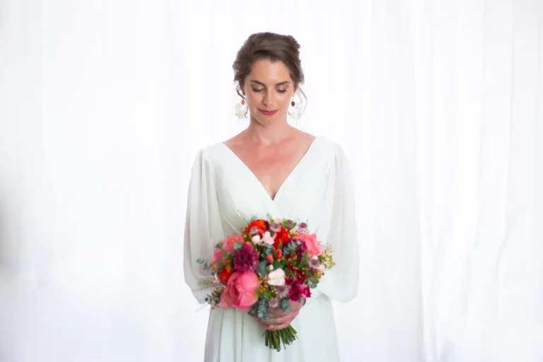 Portrait d'une mariée avec son bouquet de fleurs lors d'un reportage photos de mariage dans le Morbihan.