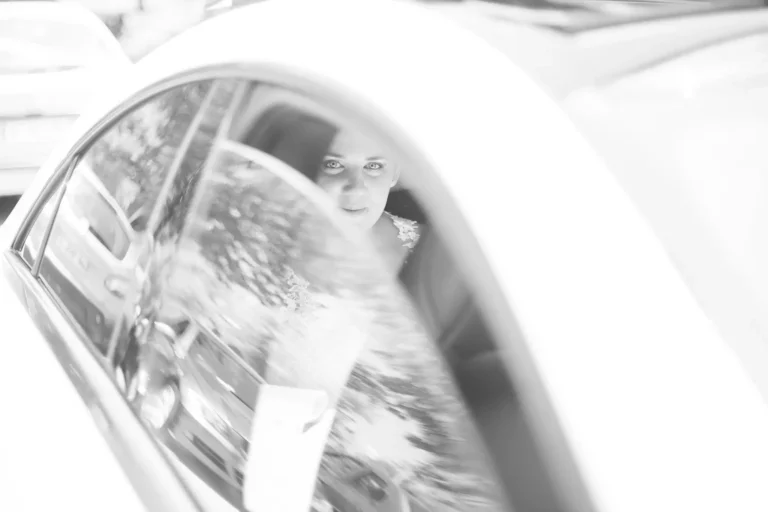 Photo d'une mariée qui arrive en voiture à la mairie lors d'un reportage photos de mariage dans le Morbihan.