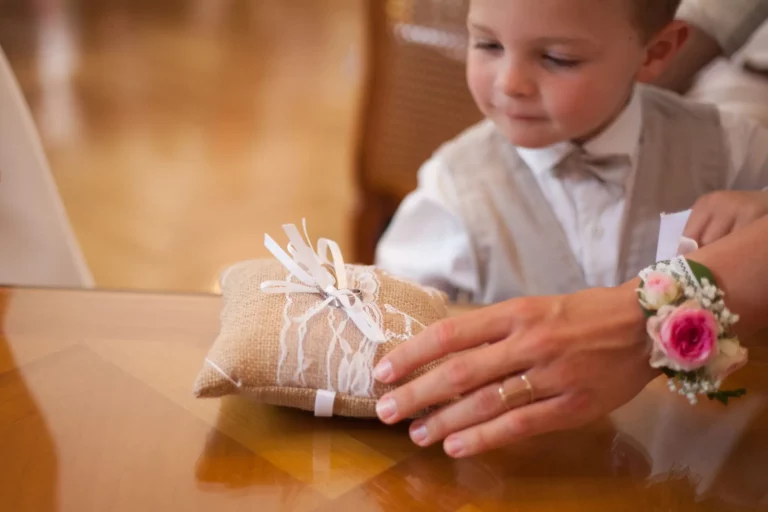 Photos des alliances amenées par un enfant à la mairie lors d'un reportage photos de mariage à Hennebont.