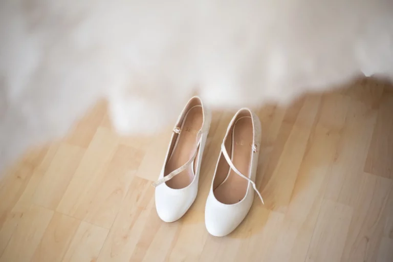 Photos des chaussures de mariée lors d'un reportage photos de mariage dans le Morbihan.