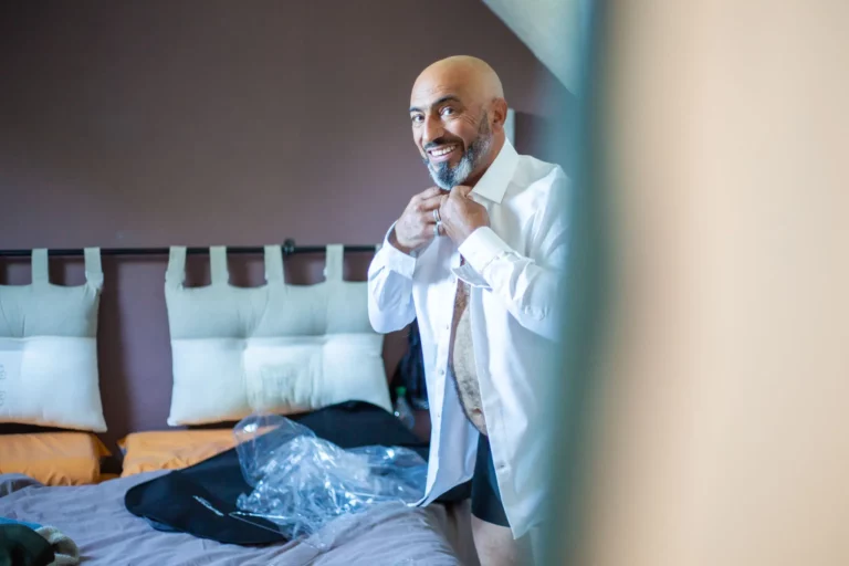 Photo d'un marié qui se prépare lors d'un reportage photos de mariage dans le Morbihan.
