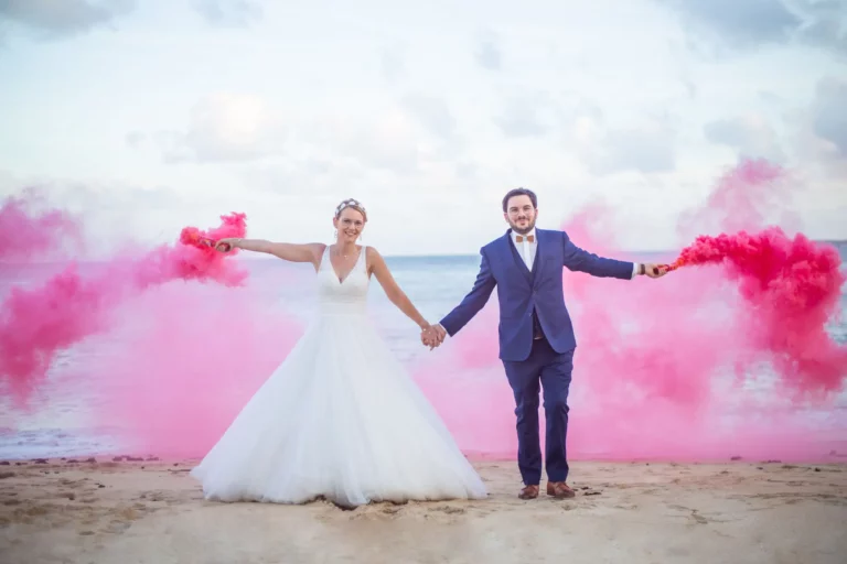 Séance photos de couple de mariage sur la plage dans le Morbihan.