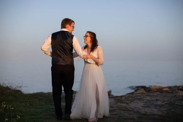 Séance photos de couple de mariés au coucher du soleil à Ploemeur.