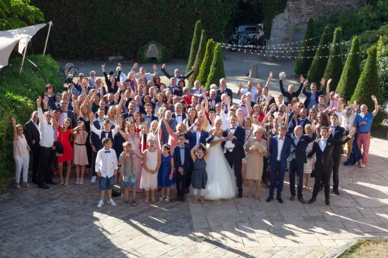 Photo de groupe lors d'un reportage photos de mariage dans le Morbihan.