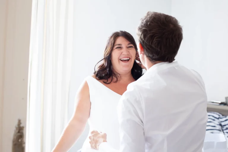 Photo d'une mariée qui se prépare avec son témoin lors d'un reportage photos de mariage dans le Finistère.