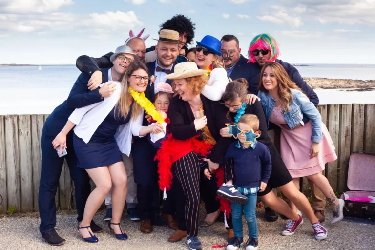 Photo de groupe fun lors d'un reportage photos de mariage à Larmor-Plage.