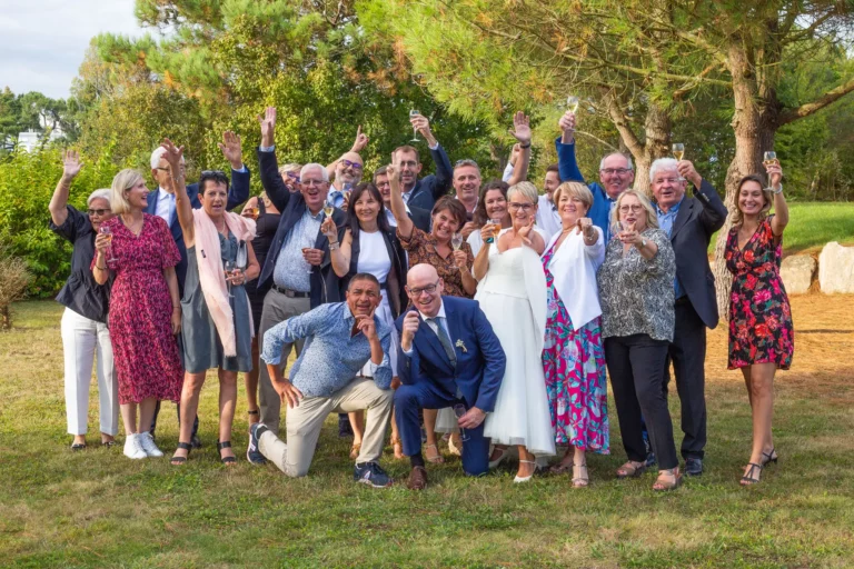 Photo de groupe fun lors d'un reportage photos de mariage dans le Morbihan.