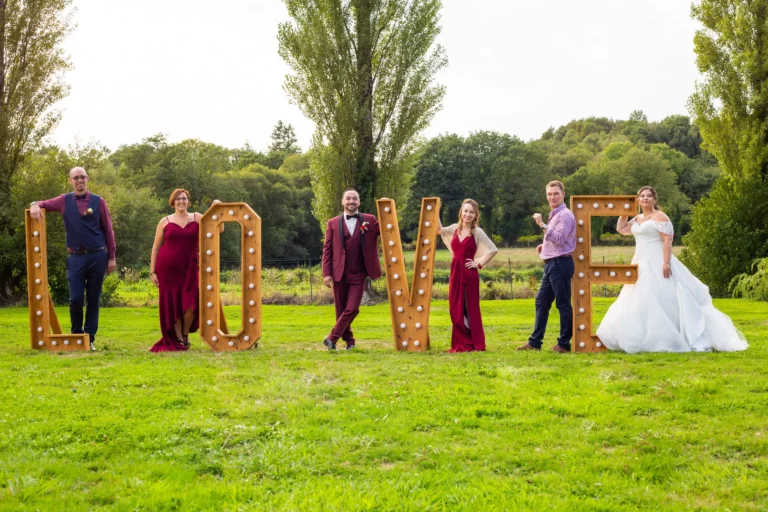 Photo de groupe originale lors d'un reportage photos de mariage à Baud.