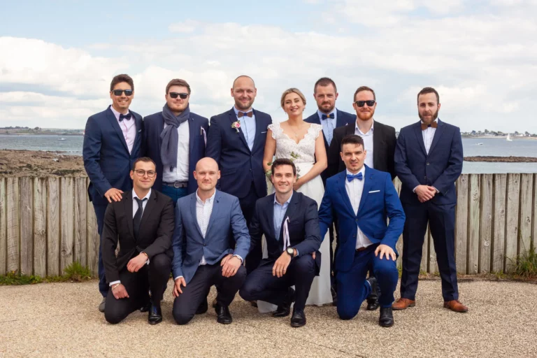 Photo de groupe lors d'un reportage photos de mariage à Larmor-Plage.