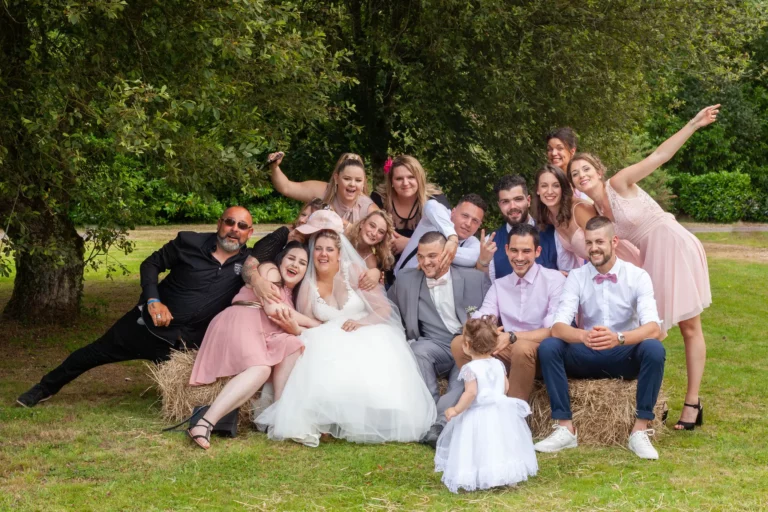 Photo de groupe fun lors d'un reportage photos de mariage dans le Morbihan.