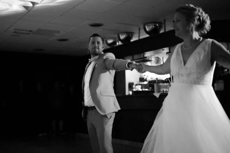 Photo d'une ouverture de bal de mariés lors d'un reportage photos de mariage à Ploemeur.