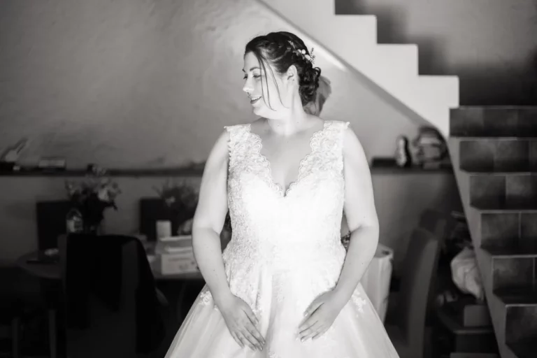 Photo d'une mariée qui se prépare lors d'un reportage photos de mariage dans le Finistère.